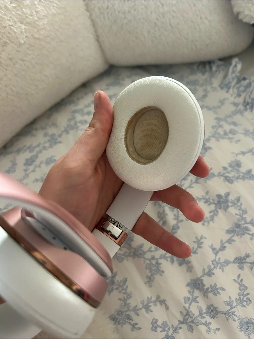 Wireless Solo 3 Beats by Dre Over-Ear Headphones - Rose Gold and White - Picture 6 of 13